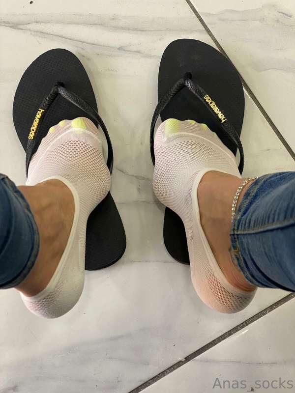 Waiting to get my toes done! 🧦🩴