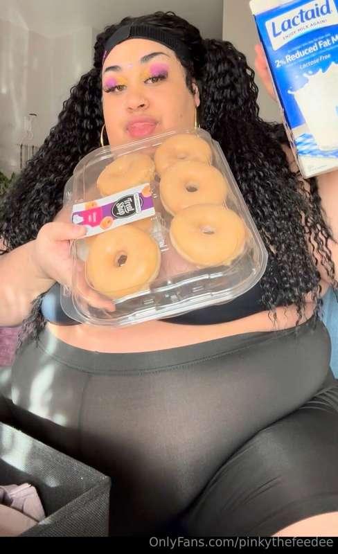 Swipe to watch me eat donuts & chug milk & then try my jeans..
