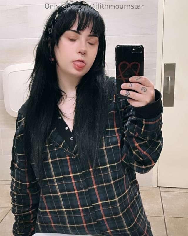 Hmu if ur tryna see sum noodz in exchange for sum moneyzz