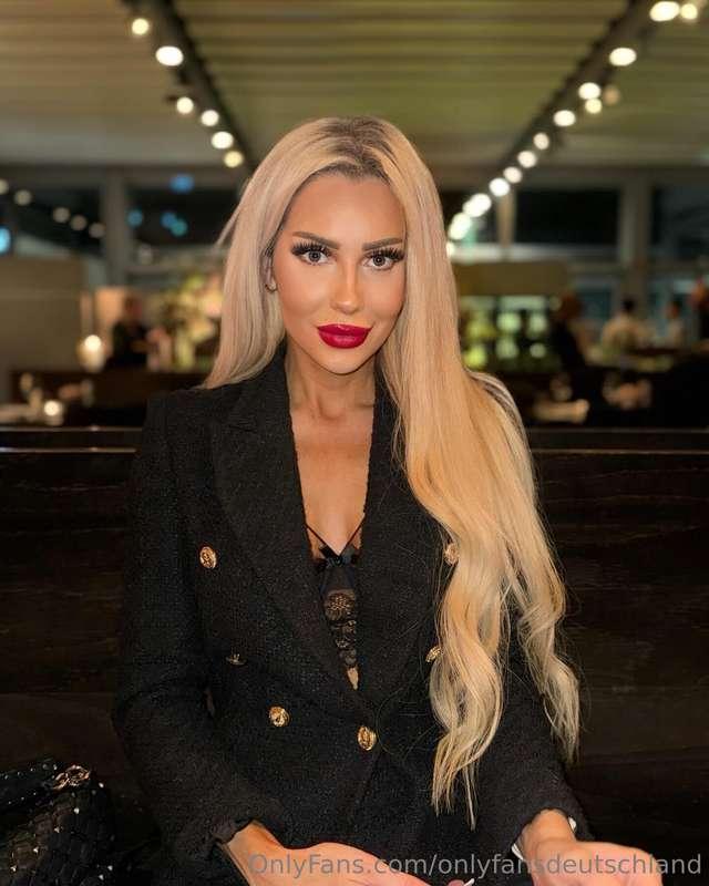 "Hey du… ja genau, du. 😘Ich bin @Alisa.krueger , die blonde ..