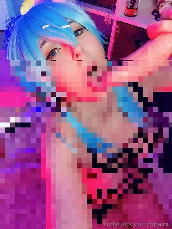 Sucking cock is much more enjoyable when it's kinky 😈 We won..