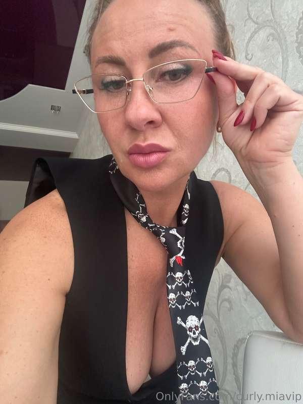 🔥 A look is like a challenge, a step is like a statement. I ..