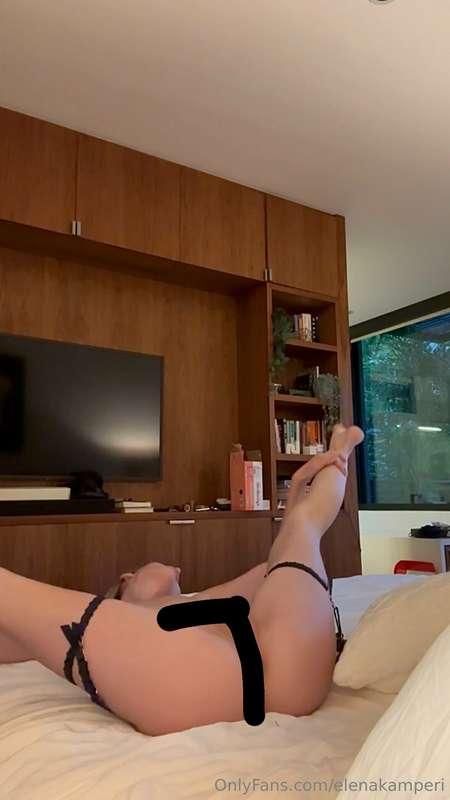 Spread this pussy wide I'm in position to FUCK 💦 It feels so..