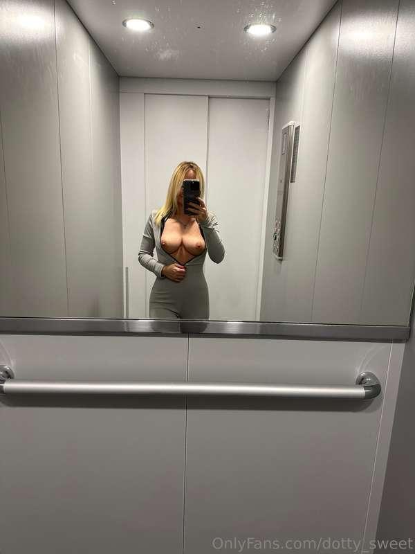 Ma csak a 69. emeleten állunk meg.🥵

Today we only stop on t..