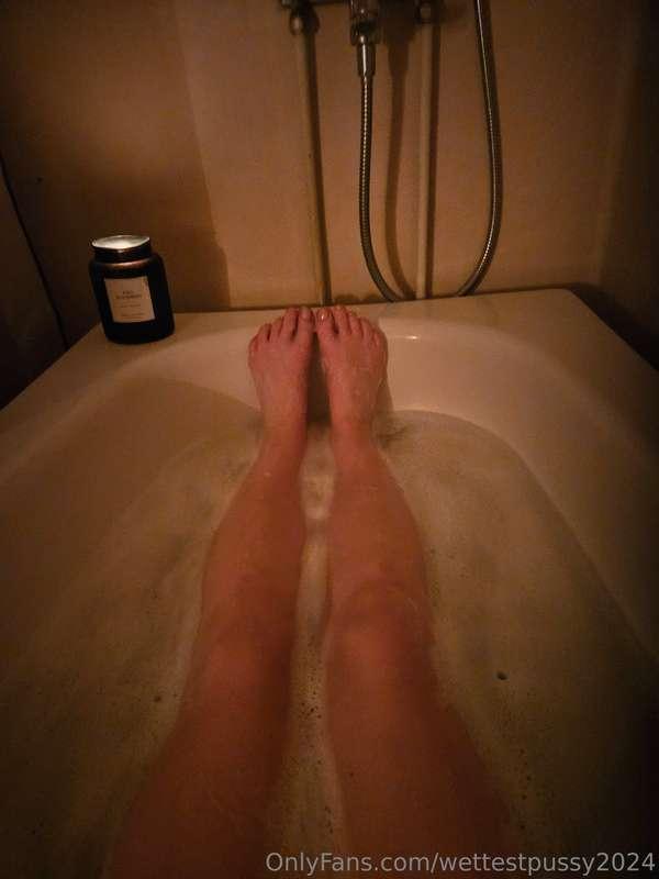 Wanna see me do nasty things with my 🦶🏻?😏 DM me💋