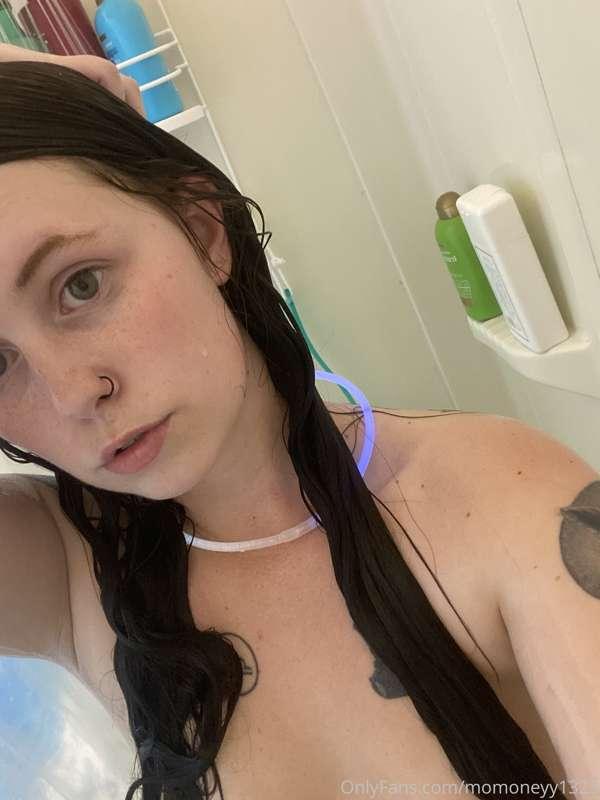 So I did a glow in the dark shower picture craze 🥵😋 HMU if y..