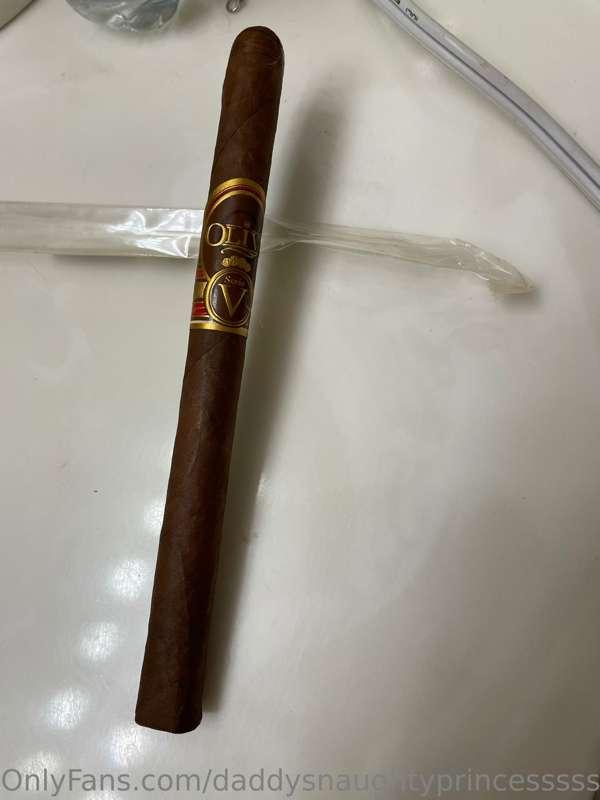 1 Lewinsky Deluxe Cigar made and ready to ship out. Client s..