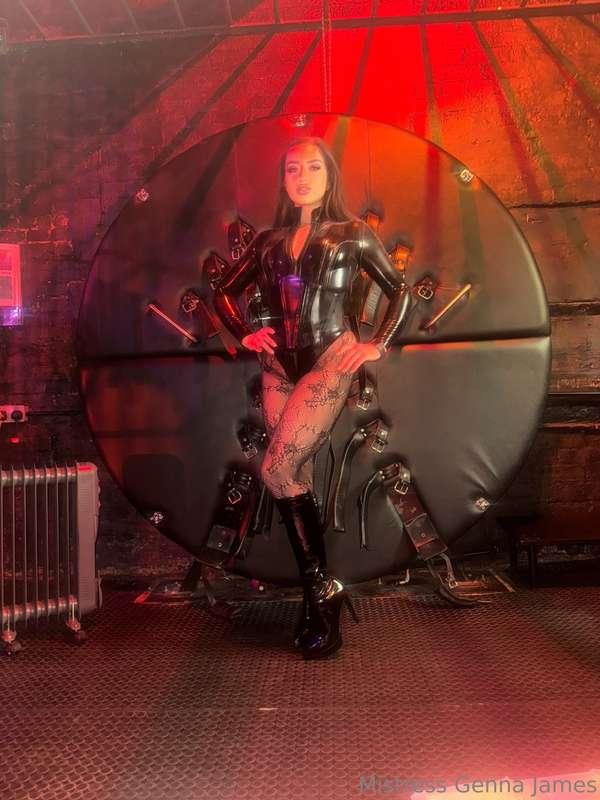 I think this outfit is perfect for Halloween. Who agrees? 