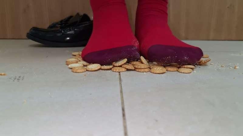 Klee's dirty socks crushing biscuit