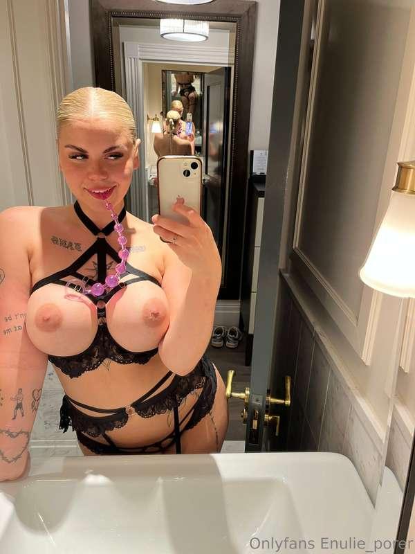 wanna see me use this in my tight asshole?😫🥵 (spot something..