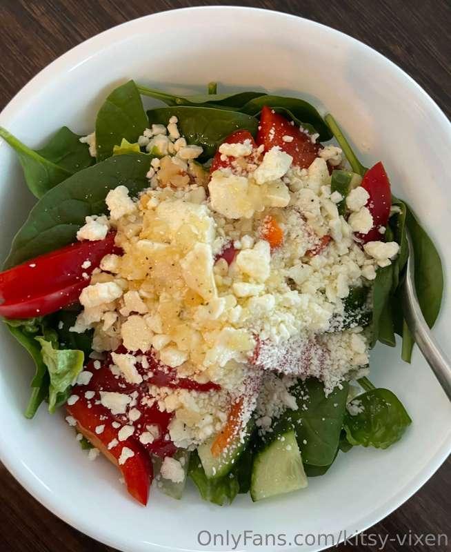 My slaves lunch farts 😈
(Spinach makes me fucking stink….)