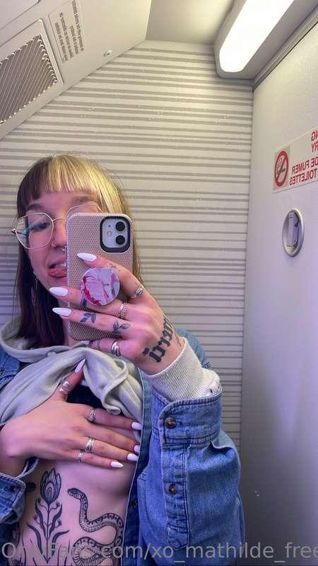 Plane’s bathroom is the worst place to take sexy pictures ha..