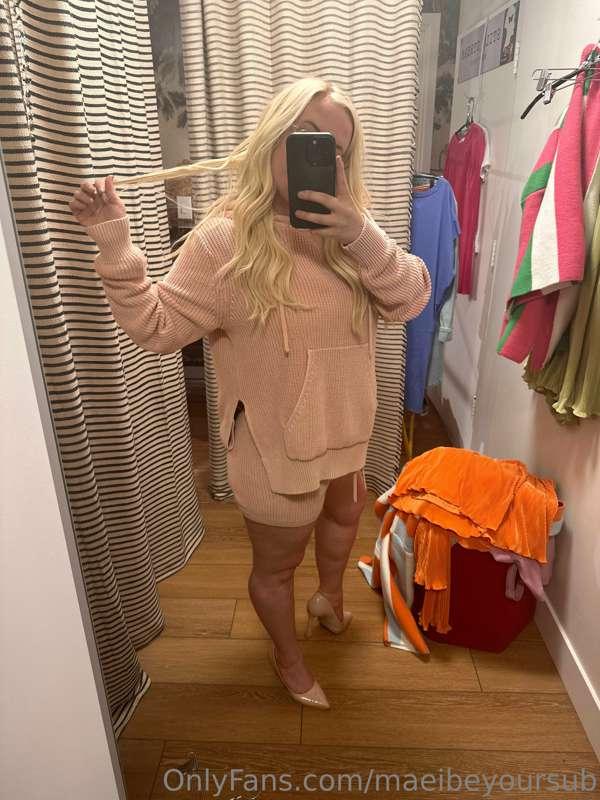 Sneak into the dressing room with me for some fun 😏😈
