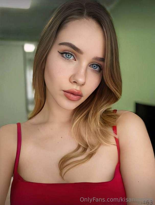 This babe @kittyvi463 is very horny kitty, loves to show off..