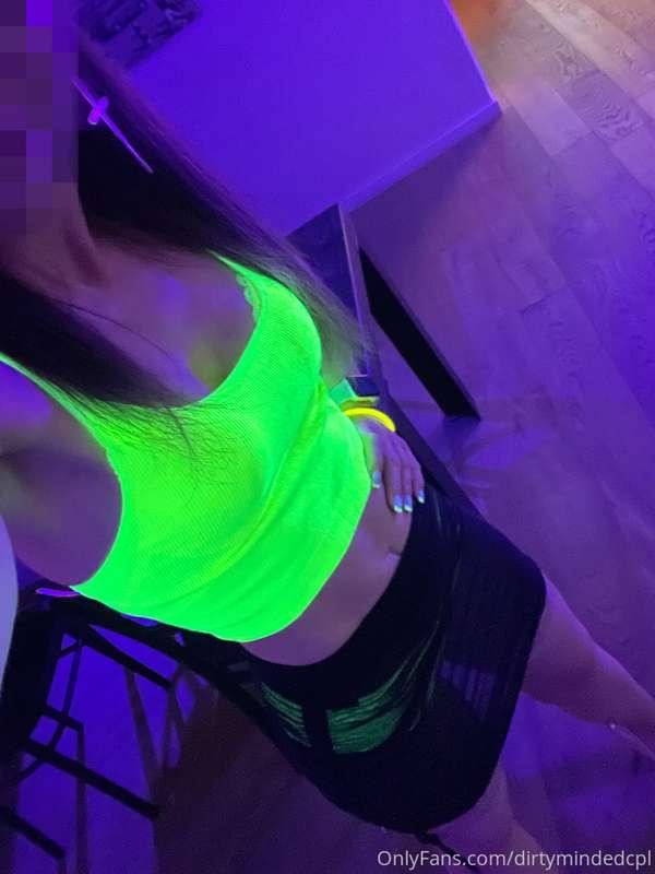 Some pictures from the NEON swinger party last week.  😊🥳🥂