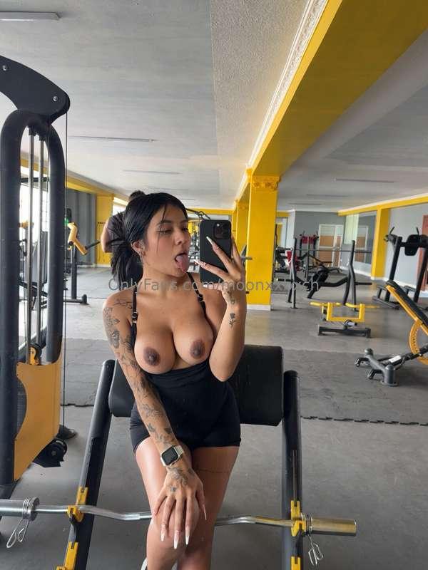 Les gustaría verme cogiendo con el dueño del gym?💪🏻 🔥