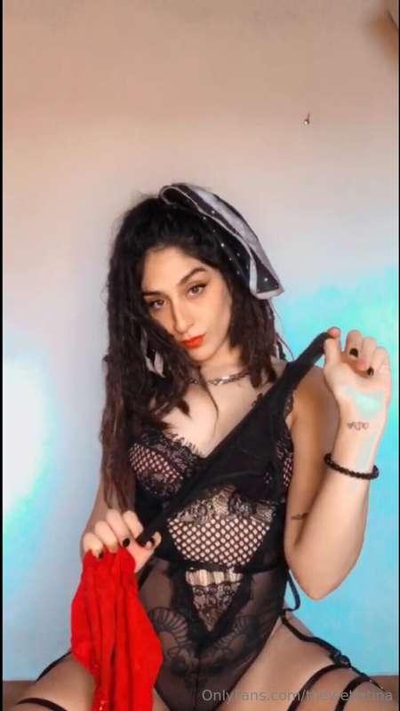 Do you like it red or black, babe? 🌹🔥