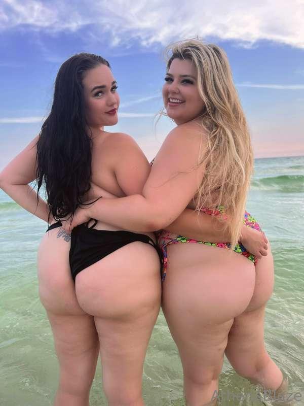 Happy Whooty Wednesday 🌊 from a pair of juicy BBWs 💋