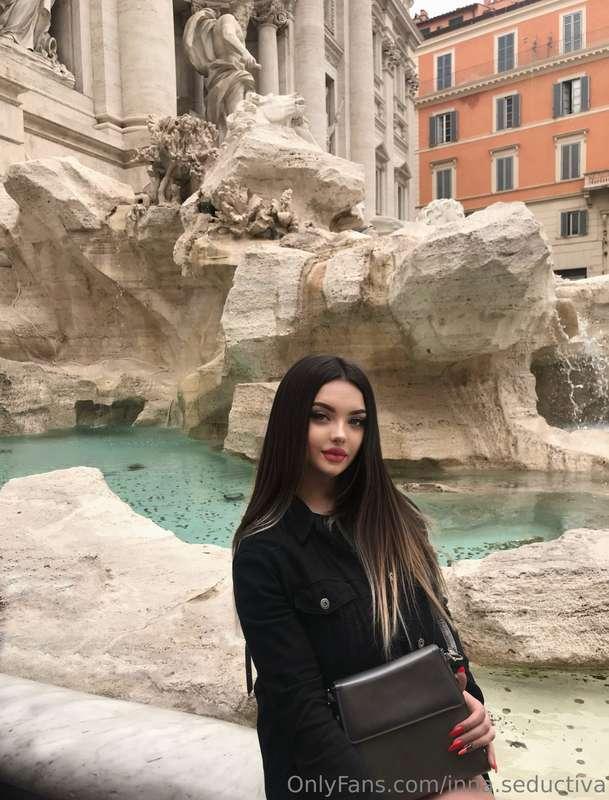It's one of the most beautiful fountains I've ever seen.🥰
👀D..