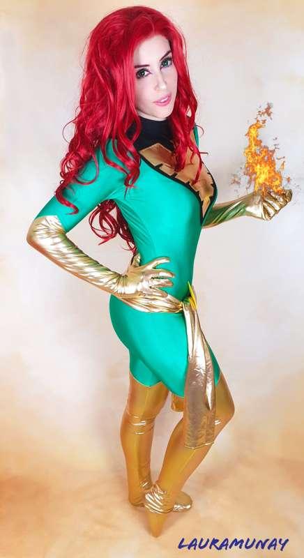 Jean Grey cosplay extra 