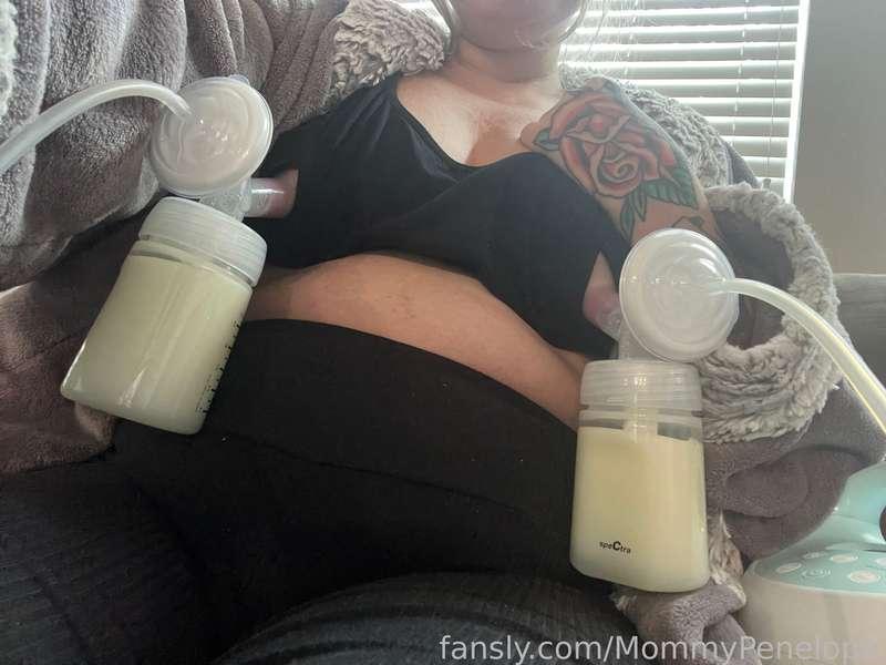 Would you say the morning milking was a success? 

#lactation #fetish #milk #tattoos #taboo #mommy #breastmilk #lactating #milf #pumping 