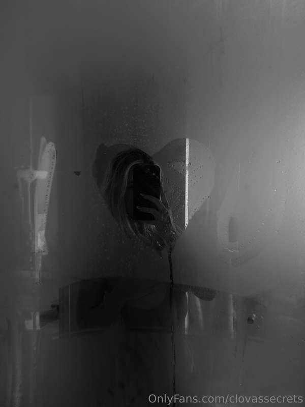 Slip in with me… let’s get wet together 💦😈