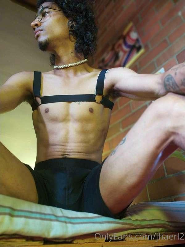 I like to break the rules, maybe also put my feet in your mo..