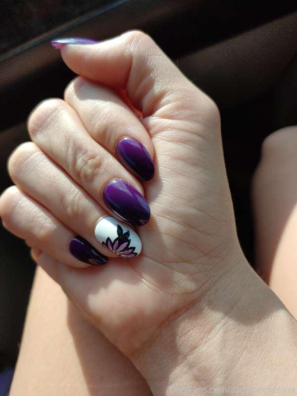 I love my #nails pretty purple with a flower. Imagine that h..