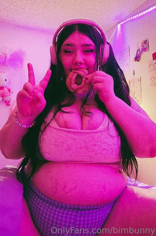 Big bunny vs half a dozen donuts, not a very fair match 💪