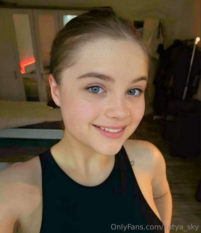 ## Let me distract you👉 @laura22777  🍒
Cum and pour your cum..