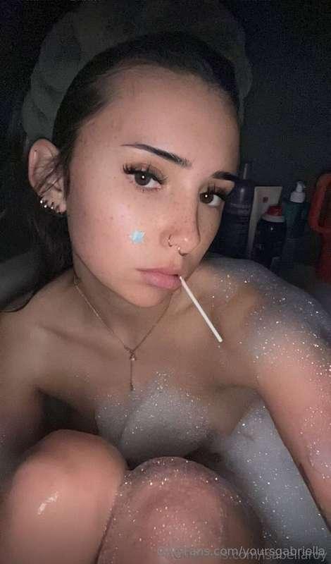 @isabellaroy is so crazy!! She fucked her stepbro & let him ..