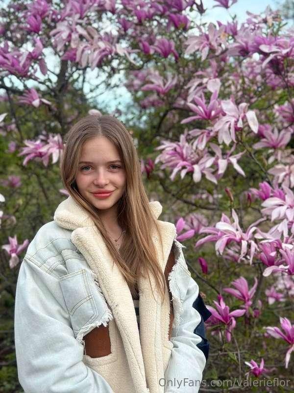 How many flowers do you see in the photo ? 😝🌸
