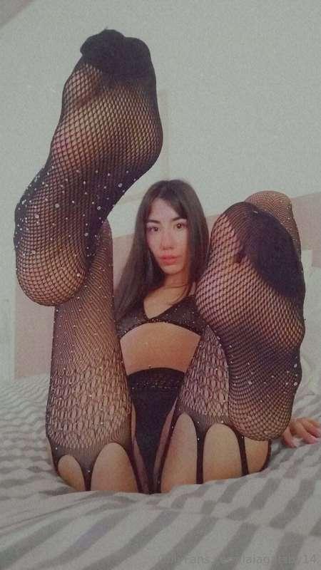 Caress my feet 