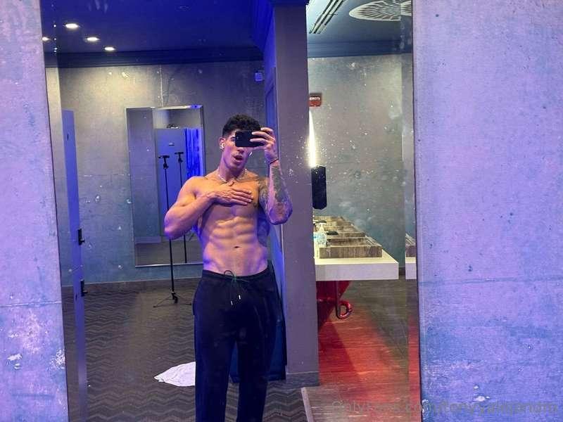 Bathroom pic ofc 😋