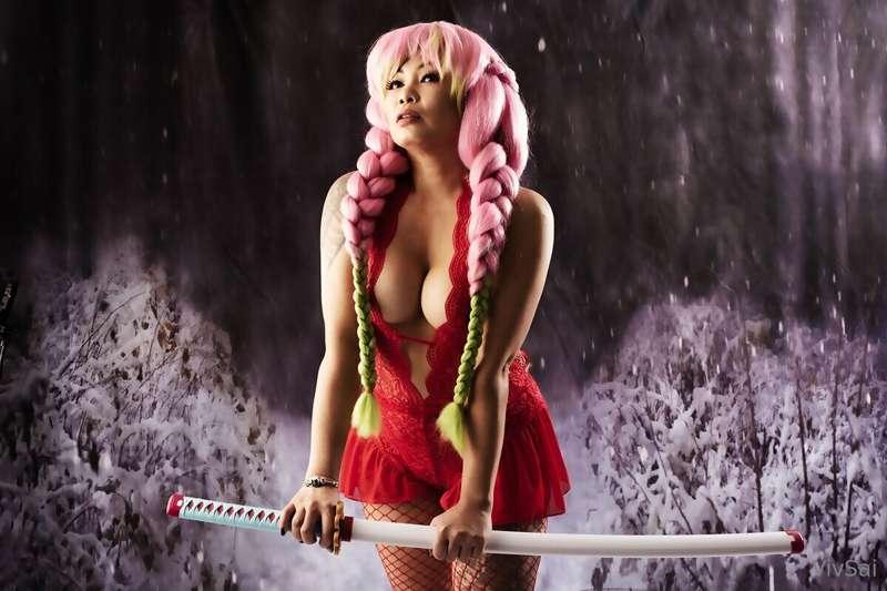 Demon Slayer Mitsuri X-MAS set!
Also don't mind the last pho..