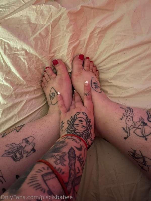 you like red nail? 
