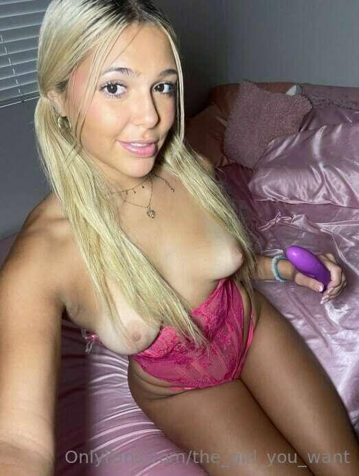 My bestie @mollymaez is BRAND NEW to OF!!!
She just uploaded..