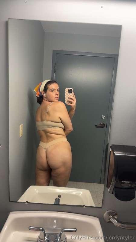 Hello 911?! Her ass is getting too fat and bush too soft‼️🚨🚨