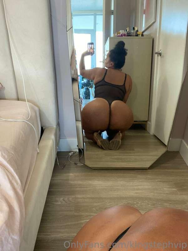 Fat Round Peach and Heels🍑😜