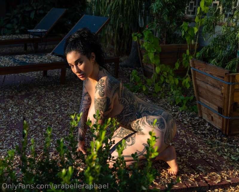 Natural beauty hits different, don't you think? 
