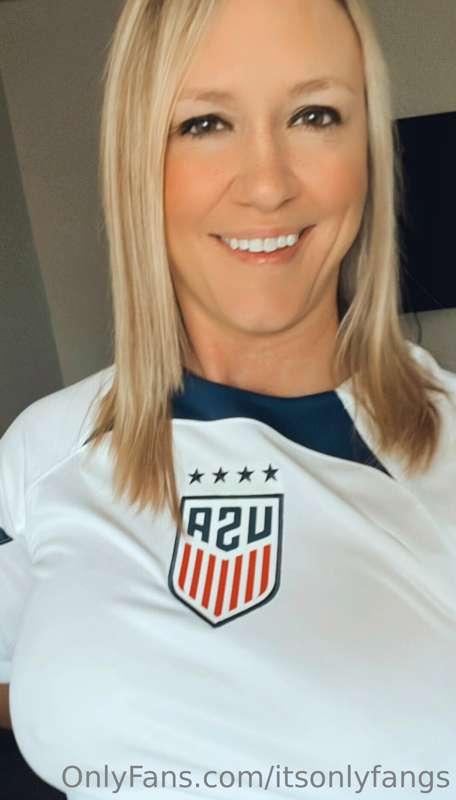 It’s nippy in this USA kit 🇺🇸 🍈 🍈 🥵