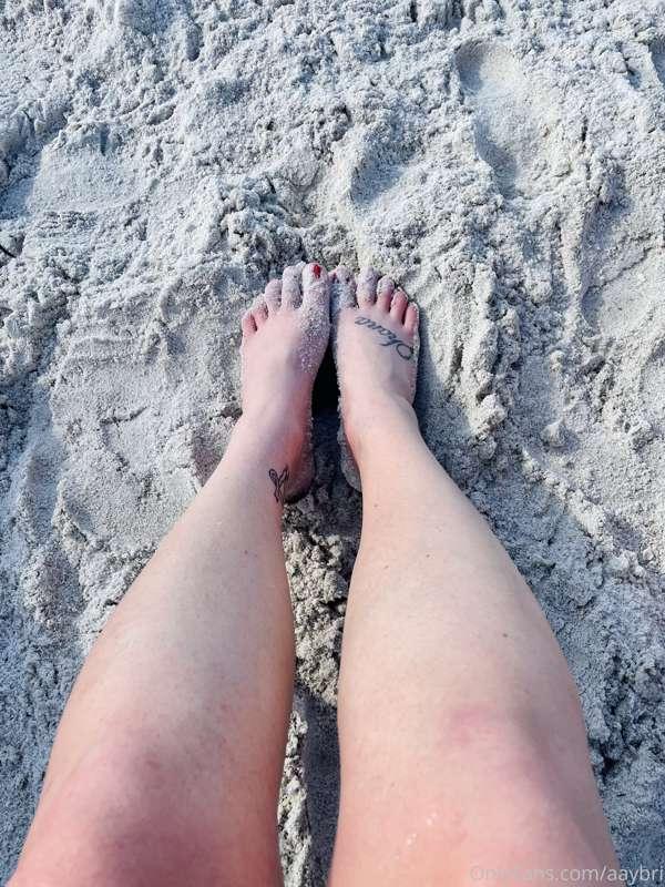 Sandy toes 👣