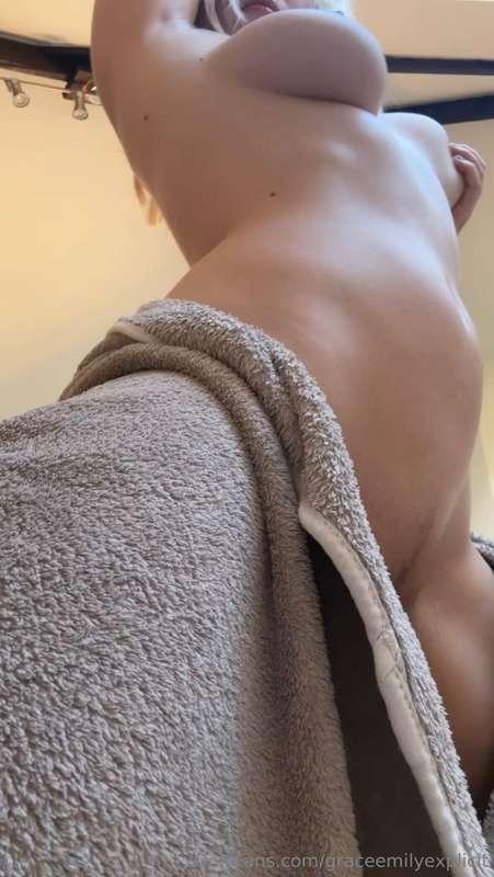 Super naughty explicit towel tease video!😈🔥 Two yummy previe..