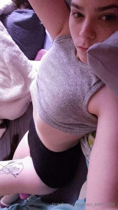 thick thighs & pretty eyes 
does a hell of a lot to these ga..
