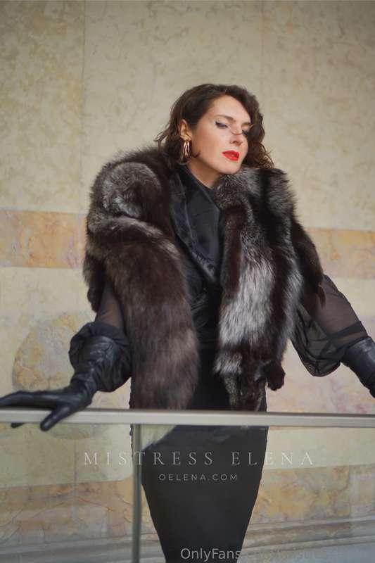 🥀 I am the pure essence of elegance, a modern-life Goddess w..