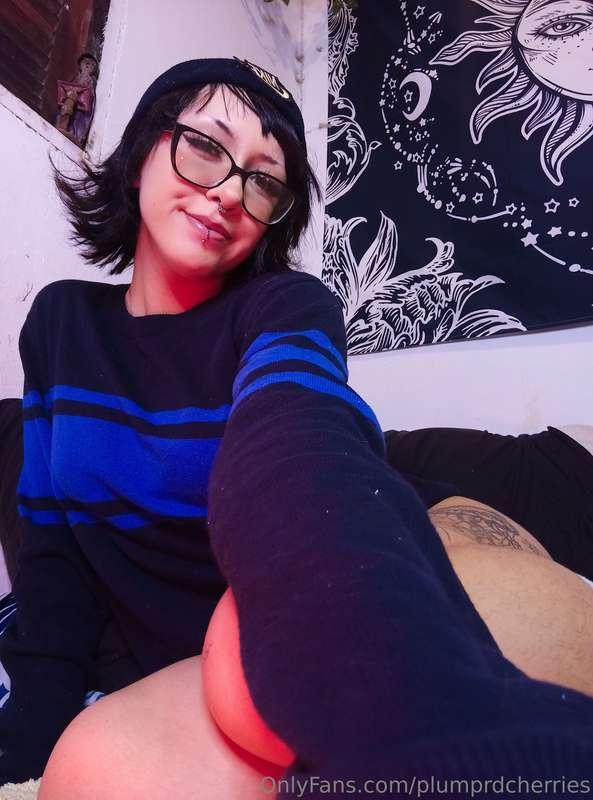 Are you into cute nerdy girls? :3~ Give a 🩵 in my posts, it ..