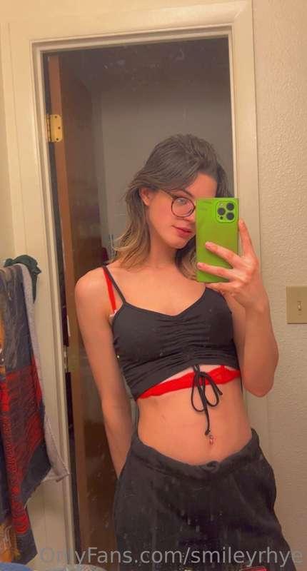 Hey Daddy😘 Wanna see me masturbate in my parents bedroom?😌
T..