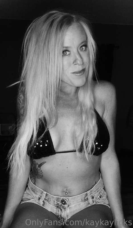 Happy Friday babes!! Have a great long weekend!! Go get laid..