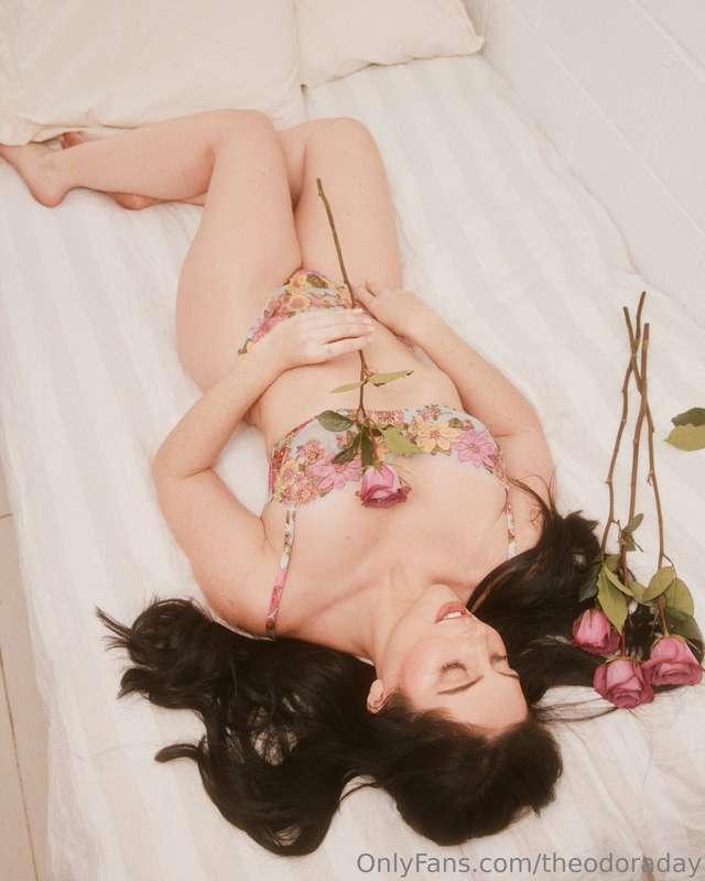 Here is my sexy pic to make your day better, kisses!