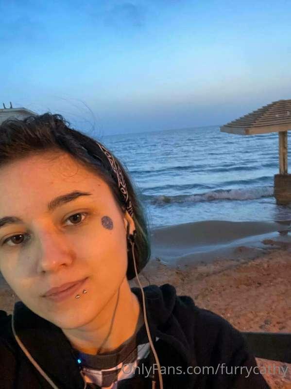 We could just enjoy the sounds of the sea😍 or we could make ..